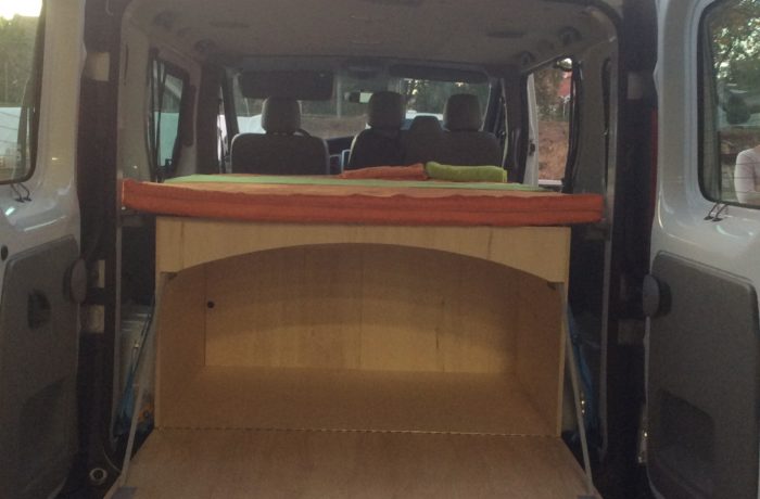 campinbox-Voyageur rehaussée dans un Trafic avec banquette arrière-2